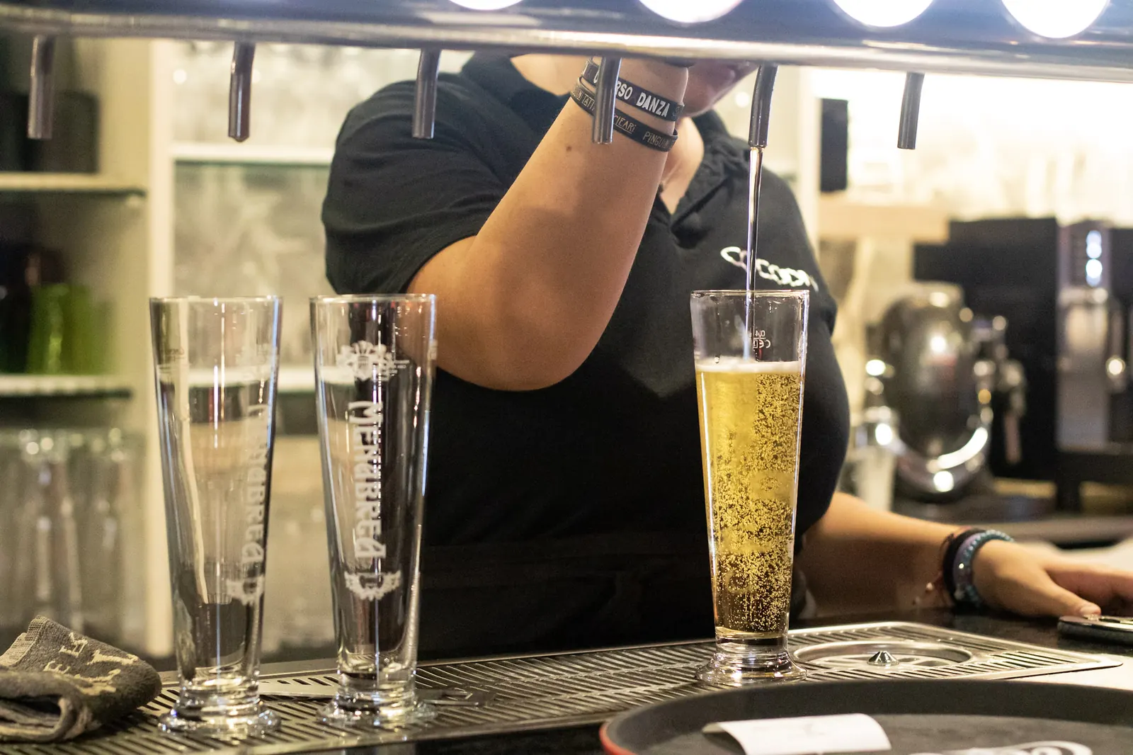 Al banco di Cocoon: una birra alla spina appena spillata, accanto ai bicchieri pronti