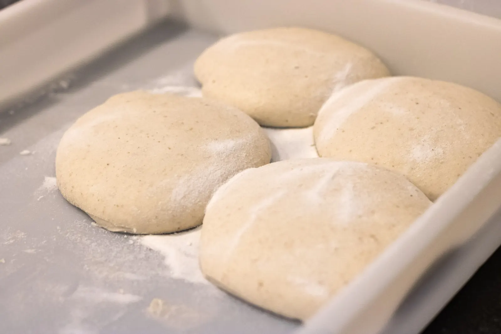 I panetti dell'impasto, lievitati nella cassetta e spolverati di farina