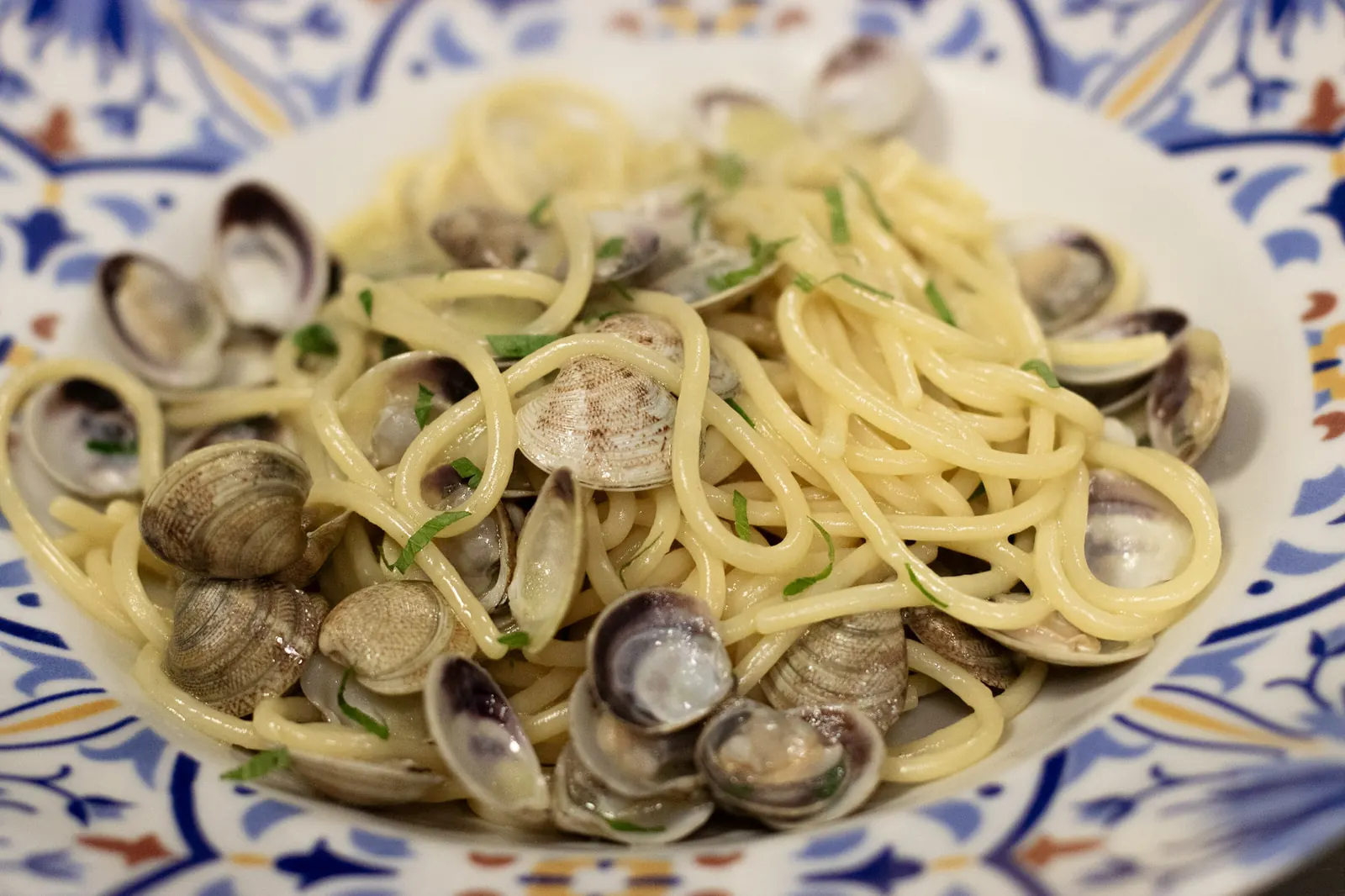 Lo spaghetto alle vongole veraci, sul piatto dipinto